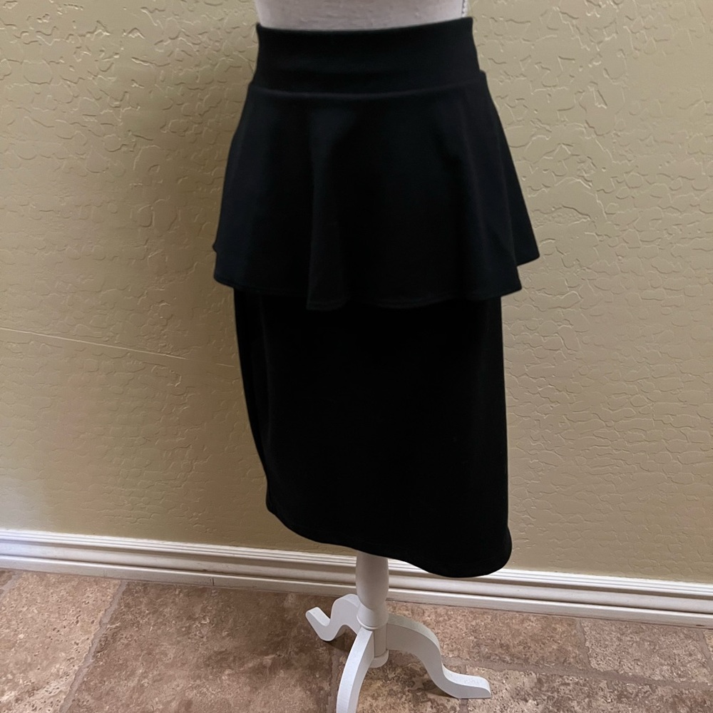 Mossimo black pencil skirt.